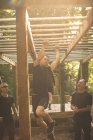 Fit man grimpant barres de singe au camp d'entraînement — Photo de stock