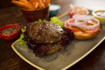 Gros plan du hamburger de viande servi en plateau — Photo de stock