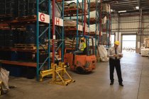 Менеджер-мужчина ведет учет запасов на складе — стоковое фото