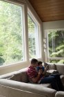 Vater und Sohn nutzen digitales Tablet im heimischen Wohnzimmer — Stockfoto