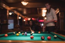 Coppia giocare a snookers in night club — Foto stock