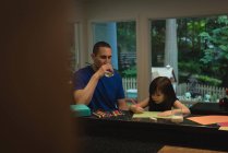 Девушка со своим отцом рисует скетч дома — стоковое фото