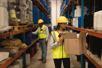 Женщины-сотрудники проверяют запасы на складе — стоковое фото