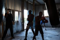 Männertrainer trainiert seine Schüler im Fitnessstudio — Stockfoto