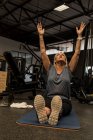 Behinderte Frau macht Dehnübungen im Fitnessstudio — Stockfoto