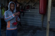 Boxer uomo legatura mano avvolgere a portata di mano in palestra — Foto stock