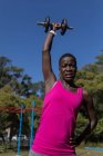 Визначений жіночий спортсмен вправи з гантелі — стокове фото