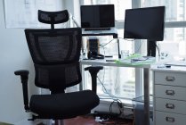 Leerer Stuhl mit Laptop und PC zu Hause — Stockfoto