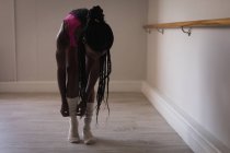Fitte Frau trägt Socken im Fitnessstudio — Stockfoto