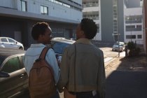 Gemelli fratelli che camminano in strada in una giornata di sole — Foto stock