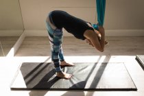 Mulher exercitando com balanço funda rede no estúdio de fitness — Fotografia de Stock
