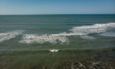 Vista do belo oceano em um dia ensolarado — Fotografia de Stock
