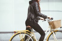 Partie médiane de la femme en veste vélo d'équitation — Photo de stock