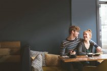 Romantische Pärchen reden miteinander im Café — Stockfoto