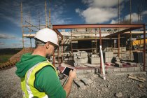 Ingenieur mit digitalem Tablet auf der Baustelle — Stockfoto