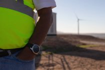 Інженер, що стоїть з руками в кишені на вітроелектростанції — стокове фото
