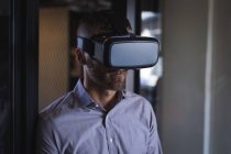Uomo d'affari che utilizza cuffie realtà virtuale in ufficio — Foto stock