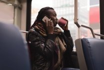 Jeune femme parlant sur un téléphone portable pendant un voyage en train — Photo de stock