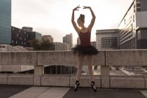 Schöne Frau, die in der Stadt Ballett aufführt — Stockfoto