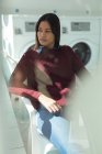 Nachdenkliche Frau wartet am Waschsalon — Stockfoto