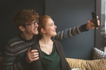 Casal romântico tirando uma selfie no café — Fotografia de Stock