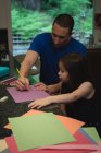 Отец и девочка рисуют скетч дома — стоковое фото