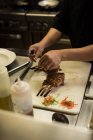 Metà sezione di chef maschile preparare la carne in cucina — Foto stock
