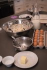 Patties impastare con uova e latte sul piano di lavoro della cucina a casa — Foto stock