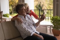 Glückliches Senioren-Paar bei einem Videoanruf zu Hause — Stockfoto
