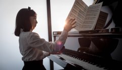 Adorabile studentessa che suona il pianoforte nella scuola di musica — Foto stock