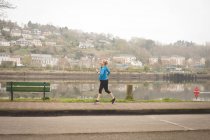 Вагітна жінка біжить в парку — стокове фото