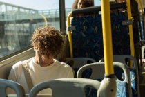 Giovane che viaggia in autobus — Foto stock