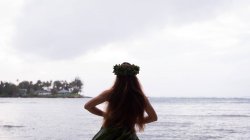 Гавайские танцовщицы хула в костюмах танцуют на пляже — стоковое фото