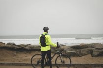 Rückansicht eines Mannes mit Fahrrad am Strand — Stockfoto