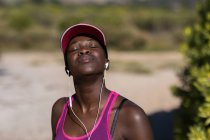 Esausta atleta femminile rilassante con gli occhi chiusi — Foto stock
