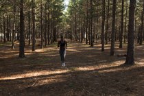 Deportista decidida a correr en el bosque - foto de stock
