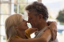 Gros plan d'un couple romantique de personnes âgées dansant ensemble à la maison — Photo de stock