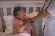 Physiotherapeutin tröstet Seniorin zu Hause — Stockfoto