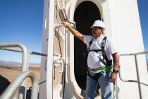 Ingenieur schließt Tür eines Windmühleneingangs — Stockfoto