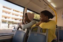 Gemelli premurosi fratelli rilassanti nel bus — Foto stock