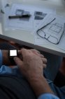 Sección media o fman usando smartwatch en casa - foto de stock
