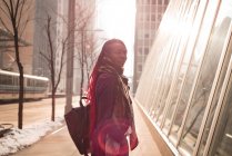 Nachdenkliche Frau steht auf einem Bürgersteig in der Stadt — Stockfoto