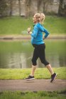 Belle femme enceinte jogging dans le parc — Photo de stock