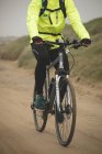 Низька частина людини їзда на велосипеді на пляжі під час фізичних вправ — стокове фото