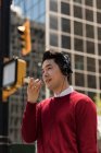 Young man talking on mobile phone in the city — Stock Photo