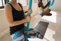 Zwei Frauen beim Training auf der Schaukel-Hängematte im Fitnessstudio — Stockfoto