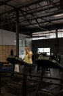 Femme handicapée faisant de l'exercice sur tapis roulant dans la salle de gym — Photo de stock