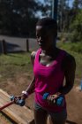 Визначений жіночий спортсмен вправи з гантелями — стокове фото