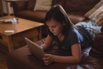 Mädchen nutzt digitales Tablet im heimischen Wohnzimmer — Stockfoto