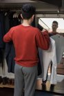 Mann wählt seine Kleidung morgens zu Hause aus — Stockfoto